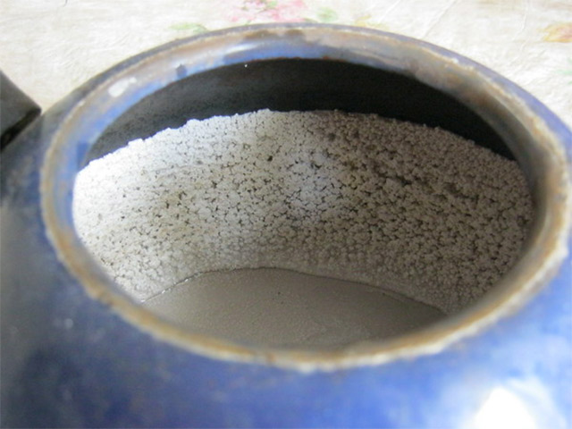 Накипь в чайнике от воды